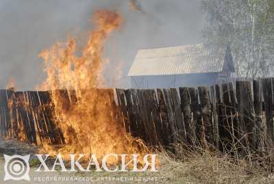 Надворная постройка загорелась в Хакасии