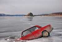 Две машины ушли под лед в Хакасии