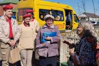 Пассажиры автобуса Победы поздравили ветеранов села Подсинего