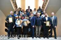 Глава Хакасии вручил награды лучшим работникам сферы ЖКХ