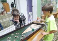 Турнир по настольным играм провели волонтеры РУСАЛа в реабилитационном центре Саяногорска