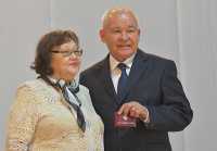 Председатель территориальной избирательной комиссии Зоя Покачакова вручила удостоверение главы Аскизского района Абреку Челтыгмашеву. 