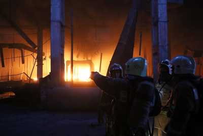 Пожарные остановили распространение огня на заводе в Черногорске