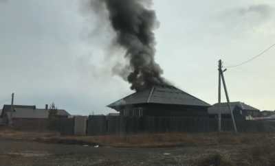 В Абакане горел дом с газовыми баллонами внутри