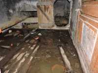 В черногорских домах захламлены подвалы и текут трубы