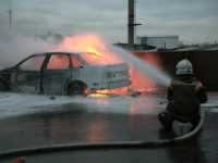 На СТО в столице Хакасии вспыхнул автомобиль