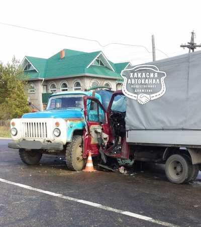 ГАЗ-53 и ГАЗель не поделили перекресток в Хакасии
