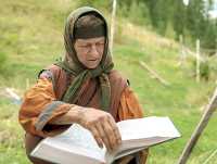 Агафья Карповна читает «Шестиднев» — книгу эту подарила ей метрополия Русской православной старообрядческой церкви. 