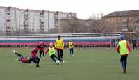 Противостояние игроков Туимской средней школы № 3 и средней школы № 20 Черногорска завершилось в пользу последних. Футболисты города угольщиков обыграли три команды, сделав серьёзную заявку на медали. 