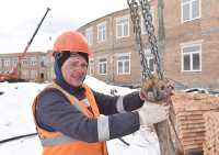 Стропальщик Валентин Воеводин работает на строительстве жилого комплекса Туимского психоневрологического интерната. Среди вахтовиков-строителей пользуется авторитетом. 