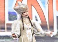 Украшением театрализованного пролога «Хан пиглер» стало выступление Алины Майнашевой. 