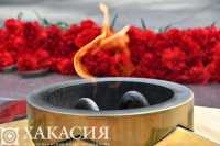 Глава Хакасии возложил цветы к Вечному огню