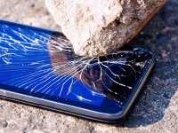 В Черногорске спорщик разбил телефон родственницы об кирпичи