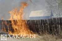 Сильный ветер мешал пожарным в Хакасии