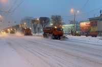Коммунальщики рассчищают от снега улицы Абакана с двух часов ночи