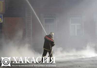 В Хакасии в горящем доме обрушилась крыша