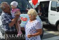 Пять многодетных семей Хакасии получили микроавтобусы
