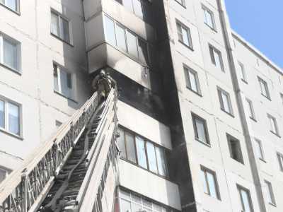 Очевидцы сообщили о дыме из окна многоквартирного дома в Абакане