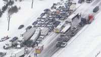 Более 70 автомобилей столкнулись в Канаде