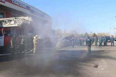 Душ из пожарных стволов устроили водителю в Абакане
