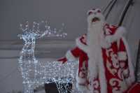 Чудеса на Енисее: Дед Мороз ждёт детей в своей резиденции на набережной в посёлке Хакасии