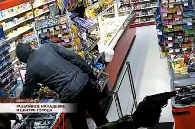 В Минусинске двое вооруженных мужчин ограбили продуктовый магазин