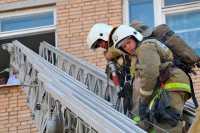 Двум жителям Хакасии пришлось спасаться от огня через окно