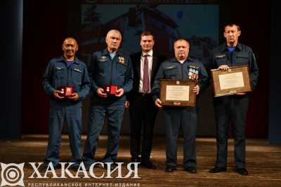 Глава Хакасии поздравил сотрудников и ветеранов противопожарной службы
