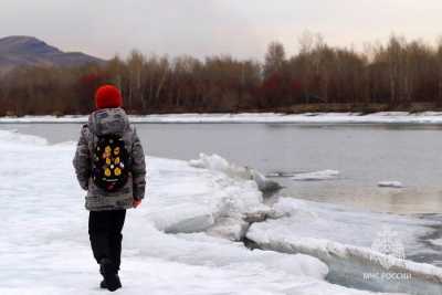 Ледовый панцирь на озерах Хакасии превращается в крошево
