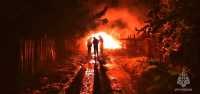 Надели дыхательные аппараты: огнеборцы спасли трех жителей Хакасии