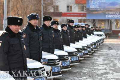 Больше сотни полицейских собрались у здания правительства в Хакасии