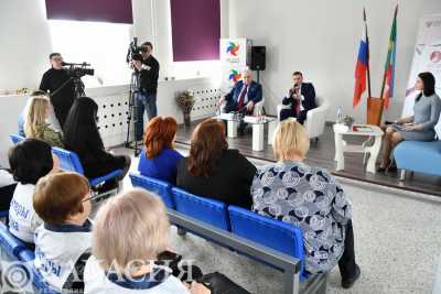 Волонтеры встретились с главой Хакасии и депутатом Госдумы России
