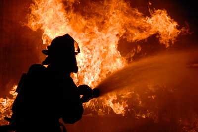 В Хакасии из горящего дома вывели двух человек