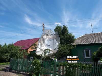 В Черногорске на жилой дом рухнула теплица