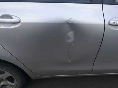 В Абакане неизвестный водитель помял Toyota Vitz