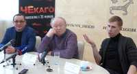 Владислав Кафеев, Юрий Кузнецов и Николай Рыбников на пресс-конференции рассказывают о съёмках фильма «ЧЕкаго». 
