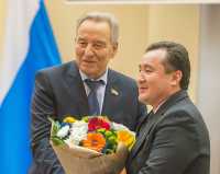 Перед началом сессии председатель Верховного Совета РХ Владимир Штыгашев искренне поздравил с днём рождения своего коллегу депутата Николая Разумова. 