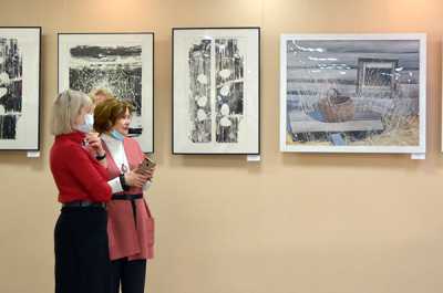 Эльвира Казанцева (справа): серия «Деление» Александра Числова выполнена в технике ксилографии. 