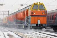 Железнодорожники Хакасии экстренно очищают пути от снега