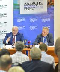 Виктор Зимин и Владимир Штыгашев в этот день говорили о перспективах развития Хакасии на ближайшие годы. 
