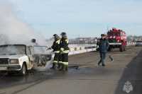 Водой из лужи потушил загоревшийся автомобиль мужчина в Абакане
