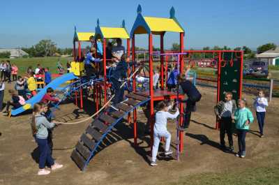 В поселке Изыхские Копи открылся новый игровой комплекс для детей