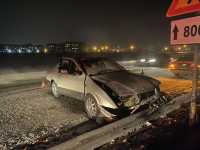 Женщина за рулем Toyota Camry таранила бетонный блок на трассе в Хакасии