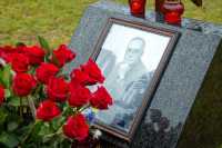 В Абакане возложили цветы на могилу Николая Булакина