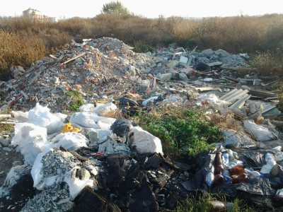 Жители Абакана стали прятать бытовой мусор под листвой и ботвой