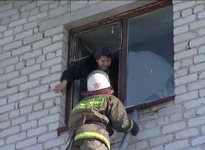 В Сорске росгвардейцы вывели жителей из горящего  дома