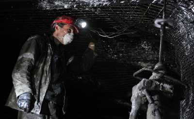 Горняков эвакуировали из горящей шахты в Кузбассе