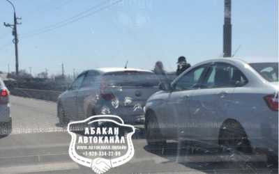Водители заняли полосу на Коммунальном мосту Абакана под ДТП