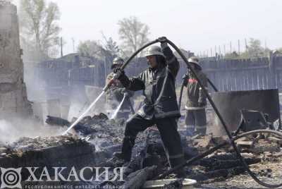 В Хакасии огонь уничтожил большое домовладение