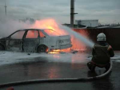 В Хакасии пламя повредило легковой автомобиль во дворе